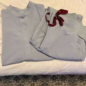 Figs Women's Scrub Set in light grey